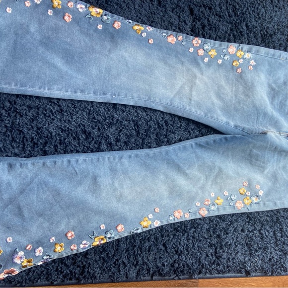 Floral Embroidered Women's Jeans - Picture 2 of 3